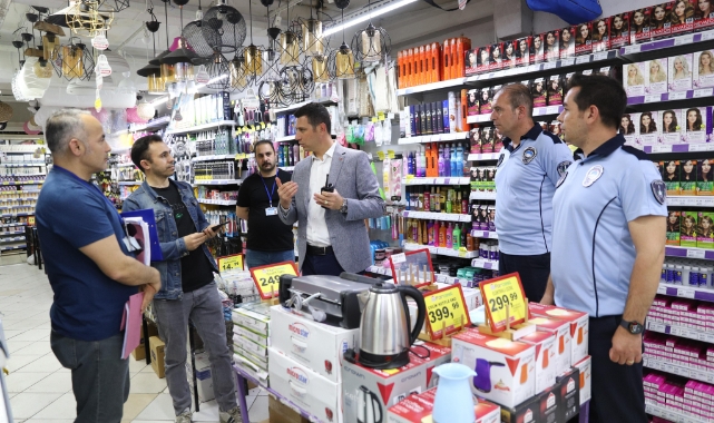 Konak zabıtasından &#039;kaldırım işgali&#039; mesaisi