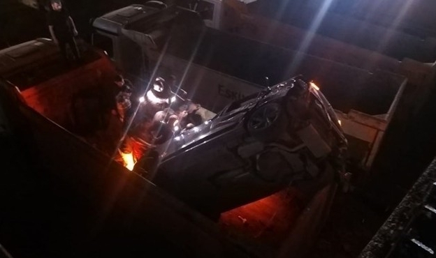 Otomobil kamyonun damperine uçtu!