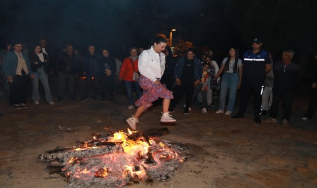 Selçuk&#039;ta renkli Hıdırellez şenliği