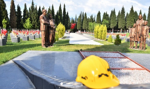 Zeyrek&#039;ten &#039;Soma&#039; mesajı: Madencilerimizi asla unutmayacağız!