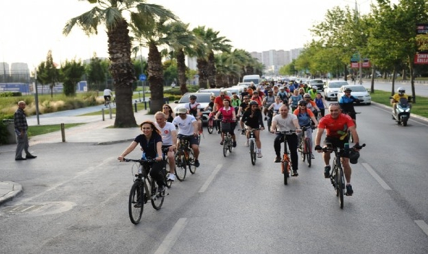 Başkan Ünsal da bisiklet turuna katıldı... Karşıyaka, bisiklet kentidir!