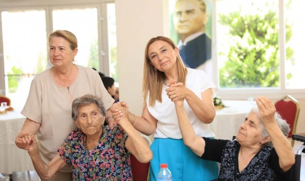 Güzelbahçe’de yaşlılarla çifte kutlama