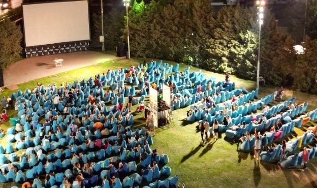 İzmir&#039;de açık havada sinema keyfi