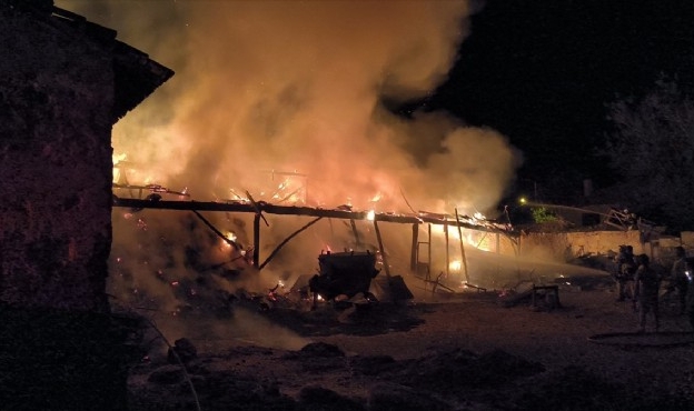 Kütahya&#039;da yangın: Samanlık ve ahır zarar gördü