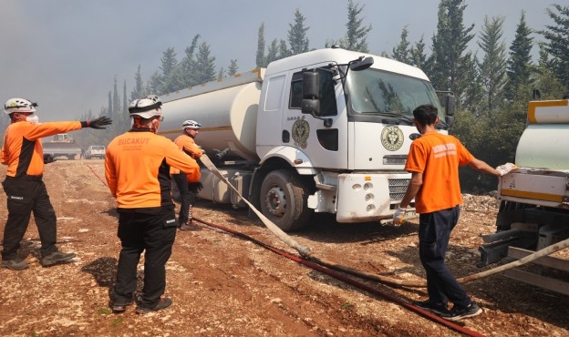 Buca Belediyesi ekiplerinin yoğun yangın mesaisi