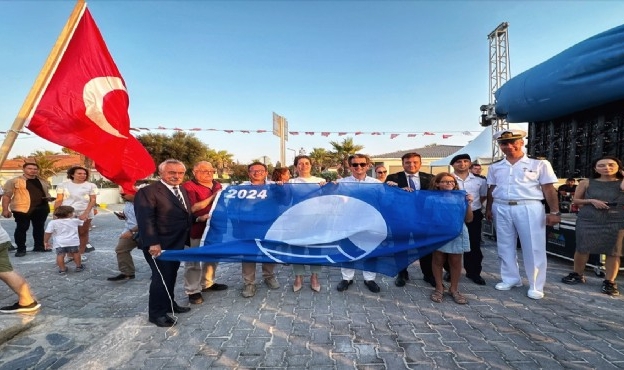 Çeşme&#039;ye büyük gurur: Ilıca Plajı&#039;na mavi bayrak!