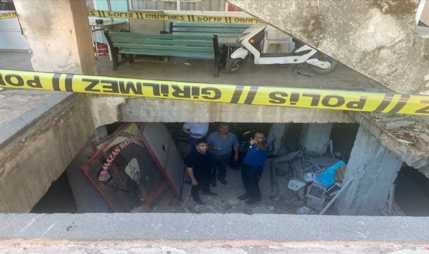 İş merkezinin zemini çöktü: 1 kişi yaralandı