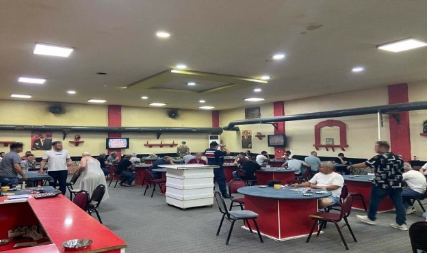 İzmir&#039;de kumarbazlara ceza yağdı... 258 kişiye 1,6 milyon ceza!