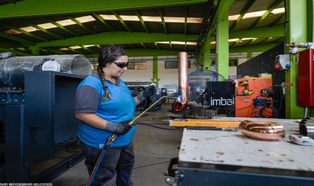 Kaynak makinesine kadın eli