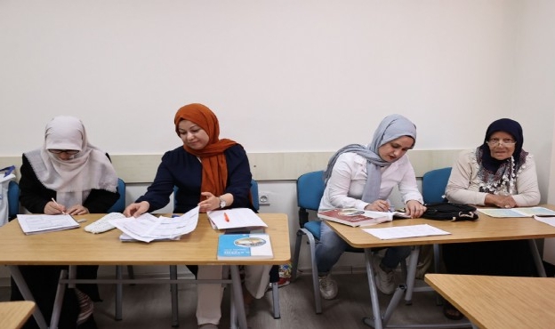 Konak’ta okuma yazma sevgisinin yaşı yok