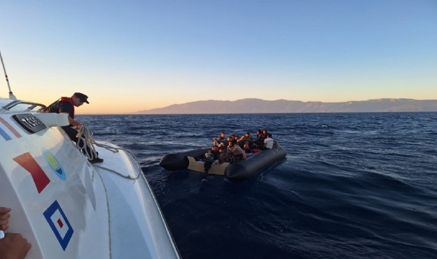 Lastik bot arıza yaptı... Çoluk çocuk umut yolculuğu!