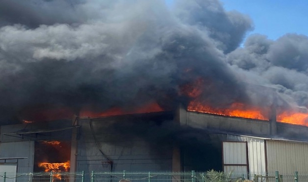 Manisa&#039;da plastik fabrikasında yangın!