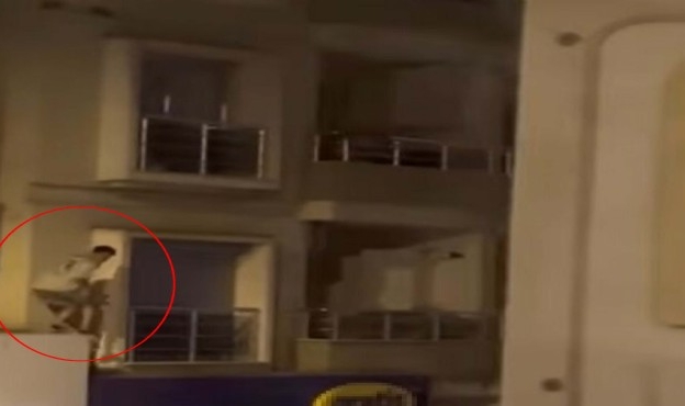 Polisleri gören hırsız 5 kat tırmandı: Çatıdan kaçtı!