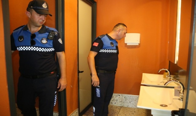 Selçuk&#039;ta zabıtalardan tuvalet denetimi!