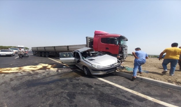 TIR&#039;la otomobil çarpıştı: 3 kişi yaralandı!