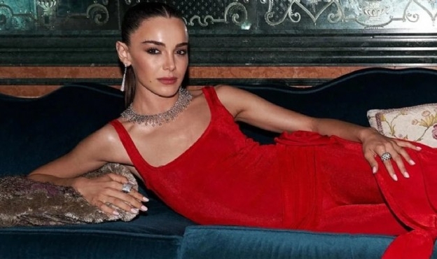 &#039;Adam kalmadı&#039; diyordu, yeni sevgilisiyle el ele yakalandı