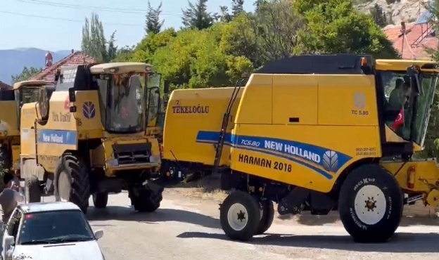 Afyonkarahisar&#039;da biçerdöverli düğün konvoyu