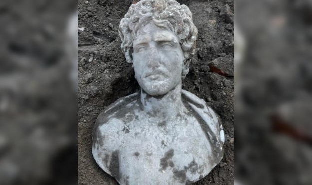 Antik Kent&#039;te 1800 yıllık büst bulundu
