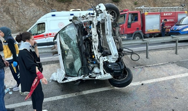 Araç refüje devrildi: 6 kişi yaralandı