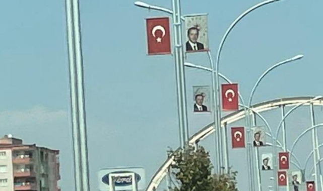 Bayrağın yanında neden Atatürk’ün değil de Erdoğan’ın fotoğrafı var?