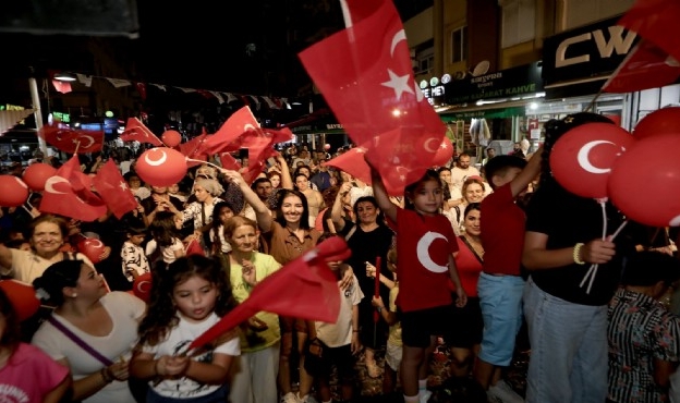 Bayraklı’da Zafer Bayramı coşkusu