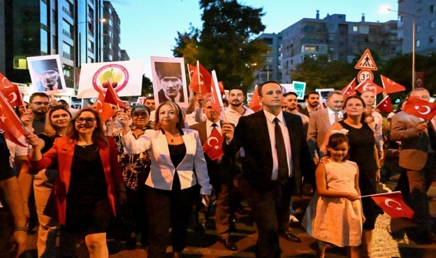 Bornova kırmızı beyaza büründü!