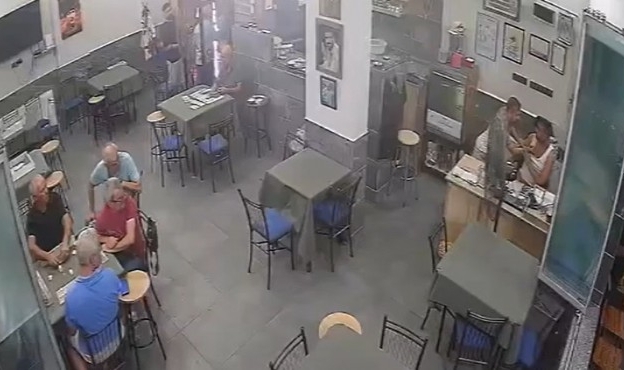 Elleri cebinde gelip kahveciyi bıçakladı!