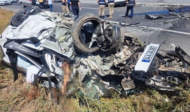 İki otomobil çarpıştı: 3 ölü, 4 yaralı