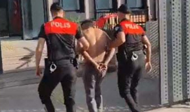 İzmir&#039;de aranan 2 firari yakalandı