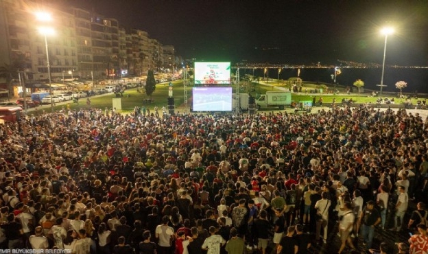 İzmir&#039;de milli maç heyecanı dev ekranlarda!