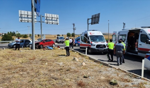 Kavşakta otomobiller çarpıştı: 6 kişi yaralandı!