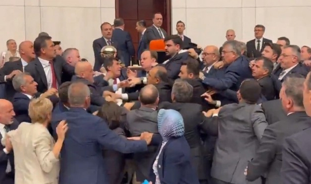 Meclis salonu ringe döndü... Kan aktı!