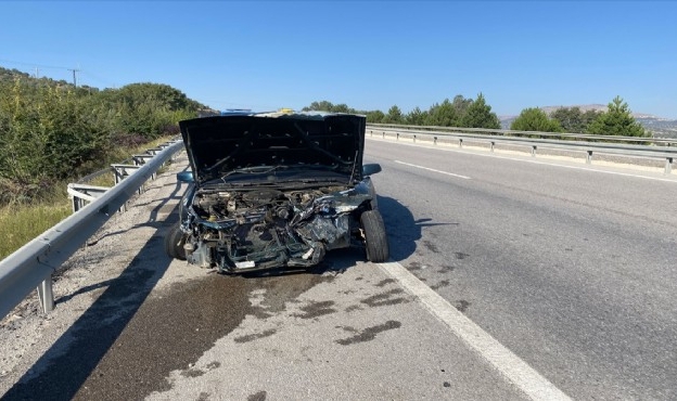 Otomobil refüje çarptı: 4 kişi yaralandı