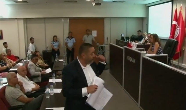 Karşıyaka Belediye Başkanı&#039;ndan meclis üyesine: &quot;Bir daha bu kapıdan içeri girmeyin&quot;
