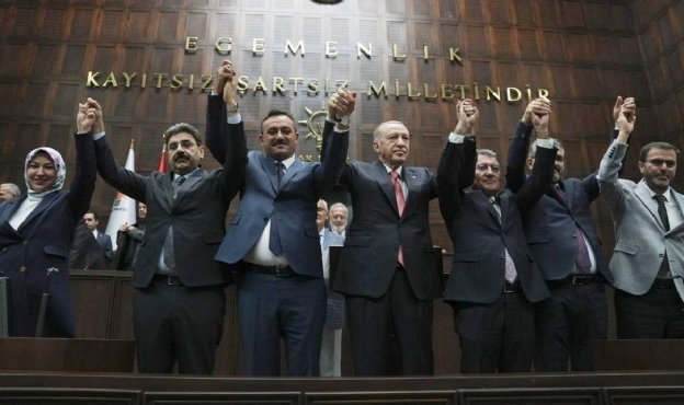 7 ilden 13 belediye başkanı AK Parti&#039;ye katıldı