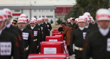 Helikopter faciasında şehit olan askerlere acı veda...