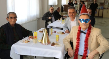 Manisa'da huzurevinde yılbaşı coşkusu yaşandı