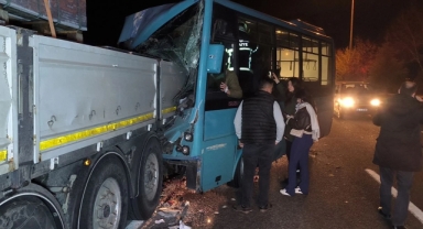 Otobüs TIR'a ok gibi sağlandı... Korkunç kaza!
