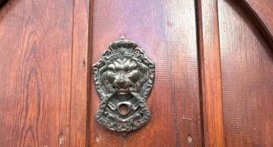 Kapı tokmaklarının yerini ziller aldı