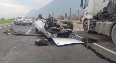 Minibüse çarpıp ters döndü... 3 kişi yaralandı!