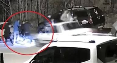 Otomobil öğrencilerin arasına daldı: Yaralılar var!