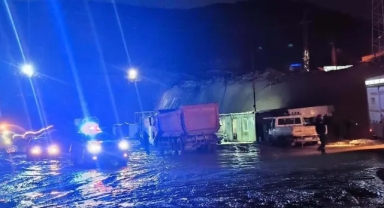 Su dolu çukura düştü... İş makinesi operatörünün acı sonu!