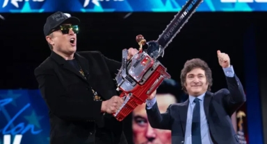 Elon Musk'tan sahnede altın testereli şov!