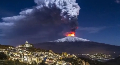 Etna Yanardağı kül ve lav püskürtüyor