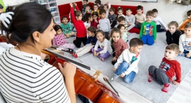 Karşıyakalı minikler Türk müziği çalgıları ile tanışıyor