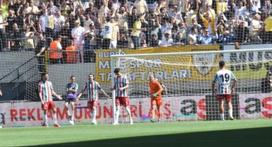 Futbolcuların prim kavgası, taraftarın kapı önü öfkesi: Karşıyaka karıştı!