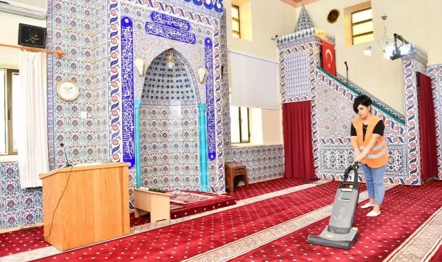 Çiğli&#039;de camiler bayrama hazır