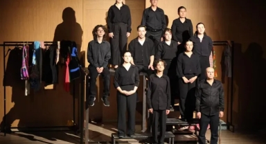 Alkışlar Karabağlar Kent Tiyatrosu kursiyerlerine