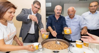 Başkan Tugay aşure bereketini paylaştı