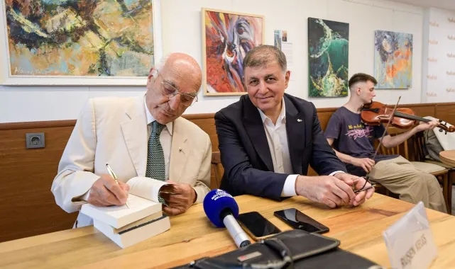 Başkan Tugay Prof. Dr. Ruşen Keleş’in imza gününe katıldı